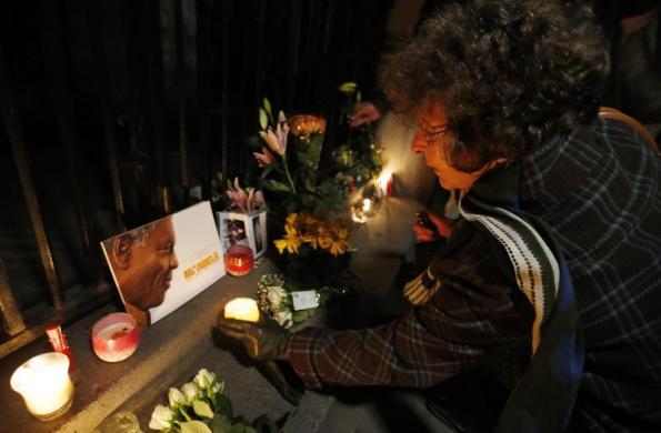 ປະຊາຊົນອາຟລິກາໃຕ້ ສະແດງຄວາມເສົ້າສະຫຼົດໃຈຕໍ່ອະດີດປະທານາທິບໍດີ Nelson Mandela